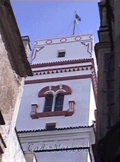 Cadiz:La torre Tavira forma parte del Palacio de los Marqueses de Recaño, donde se fundó la Escuela de Nobles Artes en 1789